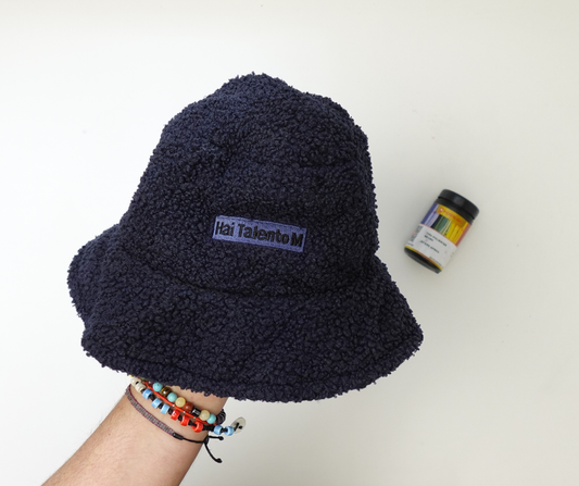 Cómo teñir un gorro de polar de poliéster de color negro